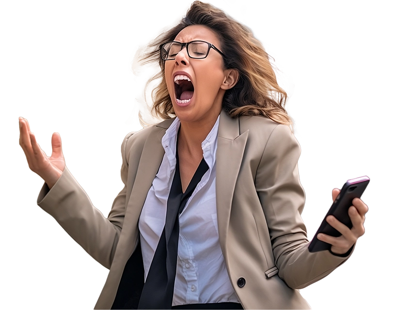 Una mujer con aspecto ejecutivo, gritando con un claro aspecto molesto tras una llamada por celular